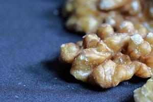 nueces en textura antecedentes. sano frutas para corazón foto