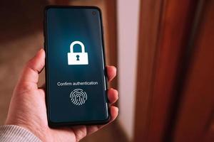 biométrico autenticación concepto. teléfono inteligente con huella dactilar exploración. acceso contraseña a través de huellas dactilares tecnología seguridad sistema. foto