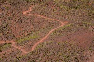 la carretera mediante el escénico paisaje foto