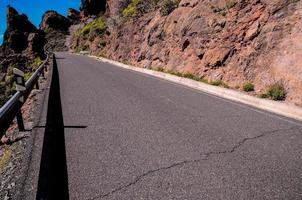 la carretera mediante el escénico paisaje foto