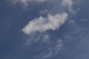 cielo azul claro y nubes blancas foto