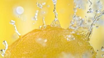 Sommer- Getränke mit Eis, frisch Zitrone und Limette video