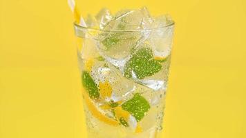 Sommer- Getränke mit Eis, frisch Zitrone und Limette video