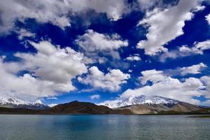 con vista a el 7.500 metros de altura Muztagh torre desde pamires karakul lago foto