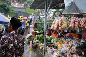 fotografias de vendedores en el lado de el camino, frascos. para recuerdos con varios tipos de comida siendo vendido, tal como fruta, dulces, etc. foto