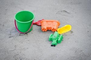 niños juguete en el arenoso playa foto