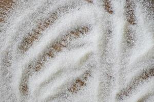 azúcar sobre fondo de madera, azúcar blanco para alimentos y dulces postres dulces montón de azúcar dulce granulado cristalino foto