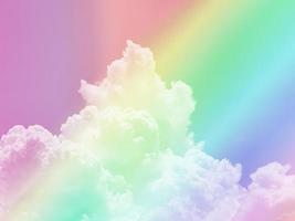 belleza dulce pastel púrpura amarillo colorido con nubes esponjosas en el cielo. imagen de arco iris de varios colores. fantasía abstracta luz creciente foto