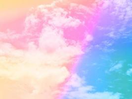 belleza dulce pastel naranja verde colorido con nubes esponjosas en el cielo. imagen de arco iris de varios colores. fantasía abstracta luz creciente foto