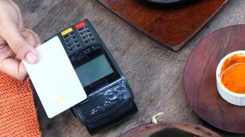 Payment terminal charging from a card, contactless payment video