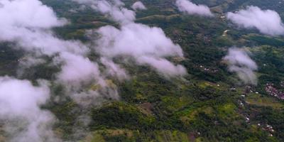 Aussicht von das Fenster Flugzeug Flug über Wolken und Meer mit tropisch Inseln video