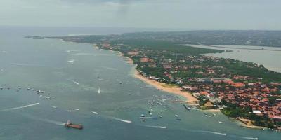 Visão a partir de a janela avião voar acima nuvens e mar com tropical ilhas video