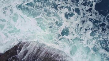 turquoise paysage marin avec mousseux vagues dans Arteixo, Espagne - aérien Haut vers le bas video