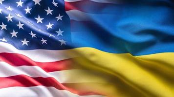 EUA e Ucrânia bandeiras. EUA e Ucrânia bandeiras acenando dentro vento. EUA e Ucrânia diplomático conceito, a bandeira do a EUA e Ucrânia em a mastro de bandeira vibra rapidamente com uma Forte vento dentro a azul céu video