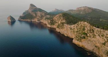 panoramico aereo Visualizza di un' montagnoso regione nel maiorca con scogliere. Spagna. video