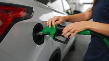 mujer inserta un combustible pistola en un gas tanque a repostar un coche video