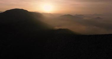 silhouette de montagnes contre le Contexte de le réglage Soleil. Espagne video