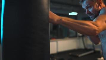 solo Boxer es trabajando fuera golpes en un puñetazos bolso en un gimnasio en noche video