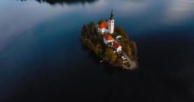 aéreo Visão do lago sangrar e a ilha dentro a meio do isto, eslovénia video