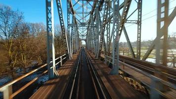 snel vlucht over- de spoorweg brug Aan fpv drone. video