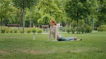 yogui al aire libre, extensión espalda en el parque. video