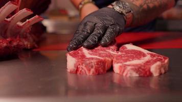 chefe de cozinha mãos fazer uma coração forma Formato cru fresco carne carne lombo. video