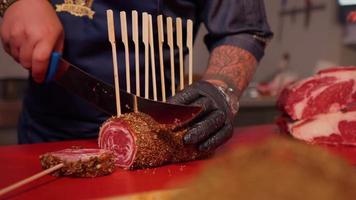 embroché du boeuf Roulade tranché et préparé pour barbecue. video