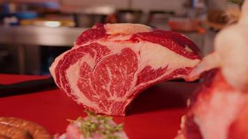 Zoom dans du boeuf ribeye steak entouré par différent Viande des produits. video