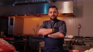 portrait de souriant tatoué Boucher dans foncé bleu uniforme à le Viande fabrication. video