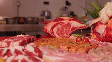 Zoom dans ensemble de brut t-bone du boeuf ribeye steak sur le table dans boucherie. video