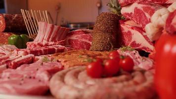fermer saucisse anneaux et brut agneau travers de porc le long de avec des légumes pour décor. video