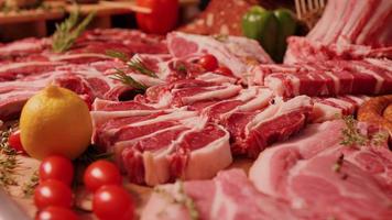 Fleisch Produkte Layout Lamm Lenden und Steak Schweinefleisch schneidet und Gemüse.