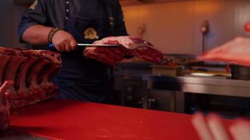 Boucher placement une gros pièce de brut Frais Viande ribeye pour steak. video