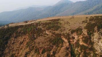 aérien vue de sans arbres Montagne intervalle détruit par humains. montagnes couvert dans brume de brûlant forêts.zones avec dense smog et couvert avec pm2.5. air la pollution et écologique problèmes video