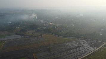 antenne visie van een dar van een klein dorp in de bergen. video