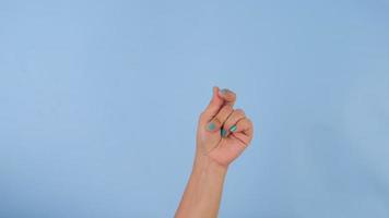 femelle main claquer les doigts signe symbole sur pastel bleu écran Contexte. pack de gestes mouvements et corps langue. video