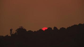 hora lapso de el puesta de sol en el parte superior de el montaña. puesta de sol en el naturaleza ver en el montaña. dramático puesta del sol paisaje video