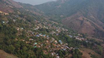 aérien vue de une drone de une petit village dans le montagnes. colline tribu maison video