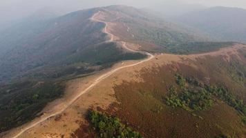 antenne visie van boomloos berg reeks vernietigd door mensen. bergen gedekt in nevel van brandend bossen.gebieden met dicht smog en gedekt met pm2.5. lucht verontreiniging en ecologisch problemen video