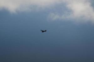 pequeño avión volador en un azul cielo foto