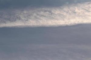 cielo azul claro y nubes blancas foto