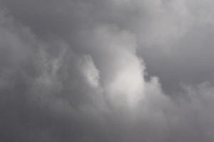 clima tormentoso y nubes oscuras foto