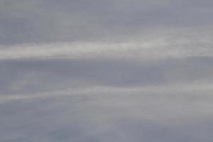 cielo azul claro y nubes blancas foto