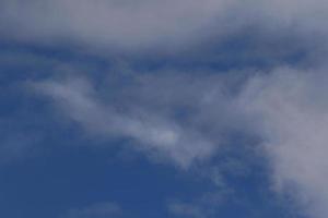 cielo azul claro y nubes blancas foto