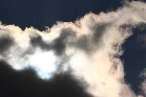 Dom disco detrás retroiluminado nubes foto