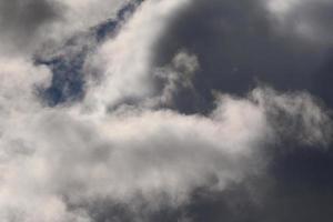 clima tormentoso y nubes oscuras foto