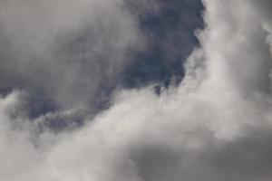 clima tormentoso y nubes oscuras foto