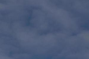 cielo azul claro y nubes blancas foto