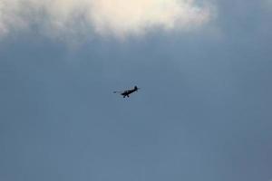 pequeño avión volador en un azul cielo foto