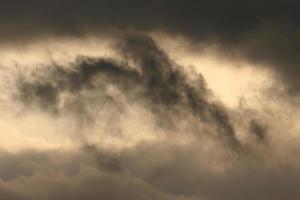 clima tormentoso y nubes oscuras foto